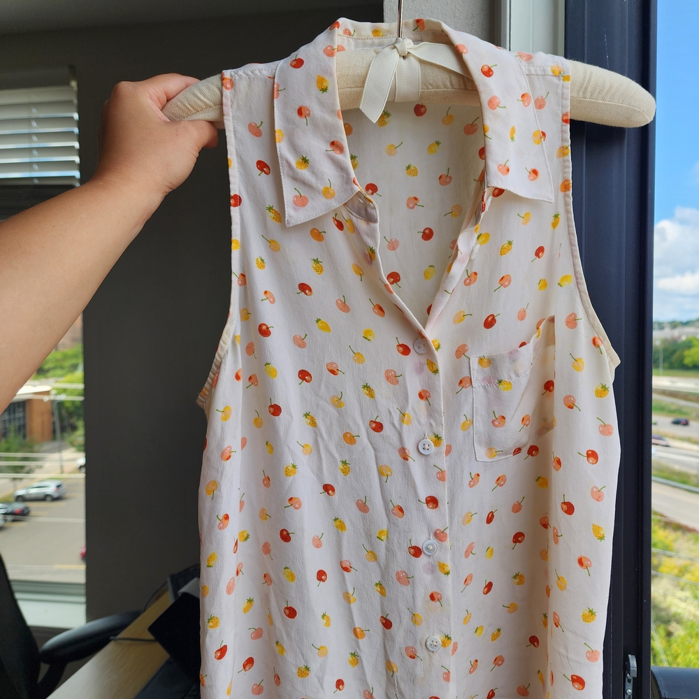 Equipment Sleeveless Button-Up Top (100% Silk) - Like New!